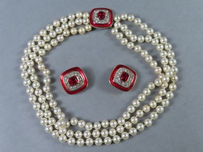 un gros plan d'un collier et de boucles d'oreilles ornés de perles, posés sur une table