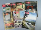 Plusieurs magazines consacrés à différentes voitures sont posés sur une table