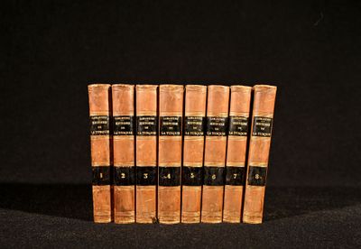 une pile de cinq livres posée sur une table noire