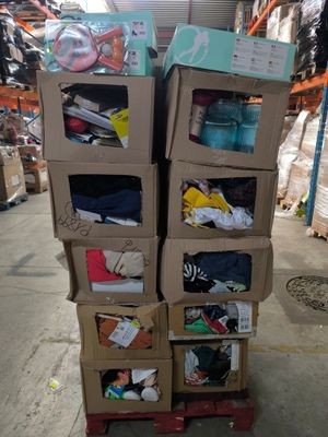 de nombreux cartons empilés les uns sur les autres dans un entrepôt