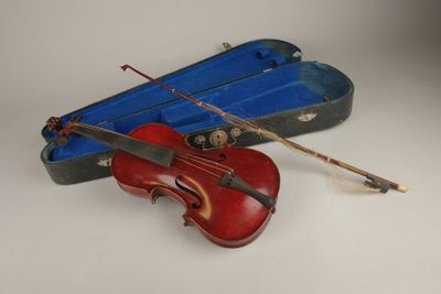 un violon rouge et un étui à violon bleu posés sur une surface blanche