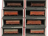 six wagons rouges et noirs dans une boîte posée sur une surface blanche
