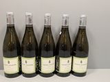 six bouteilles de vin sont alignées sur une table