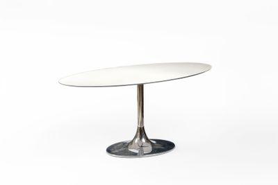 une table blanche avec un piètement en métal sur fond blanc