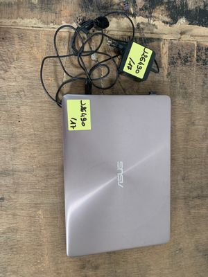 l'image d'un ordinateur portable posé sur une table en bois