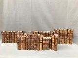 une pile de vieux livres posée sur une table blanche