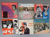 beaucoup de livres de musique accrochés au mur