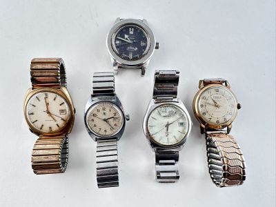 plusieurs types de montres sont présentés sur une surface blanche