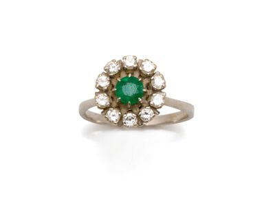 Bague marguerite en or gris 750 millièmes, ornée d'un émerau… - Photo 1