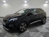 le 4x4 noir est garé sur le sol en damier d'un garage