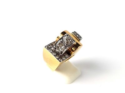une image d'une bague en or avec des diamants sur une surface blanche