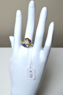 Une bague en argent sertie de 2,80 cts env de saphirs multic…