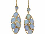 une photo d'une paire de boucles d'oreilles « oplite »