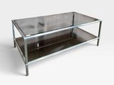 une table basse en verre avec une étagère en dessous