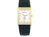 gros plan d'une montre sur fond blanc avec un bracelet noir