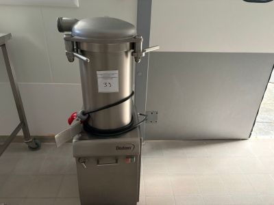 une photo d'un distributeur d'eau en acier inoxydable dans des toilettes publiques