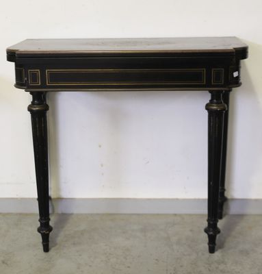 une console noire et dorée avec un tiroir en dessous