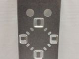 une horloge en métal posée sur une surface blanche
