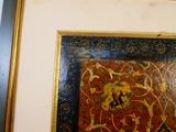 une photo d'une horloge accrochée au mur d'une pièce