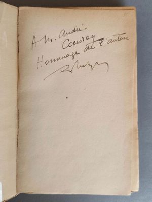un livre ouvert avec une écriture manuscrite posé sur une table