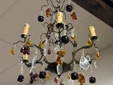 un lustre suspendu au plafond d'une pièce