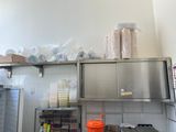 une photo d'une cuisine avec de nombreux objets posés sur le plan de travail