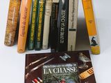 un grand nombre de livres posés sur une table
