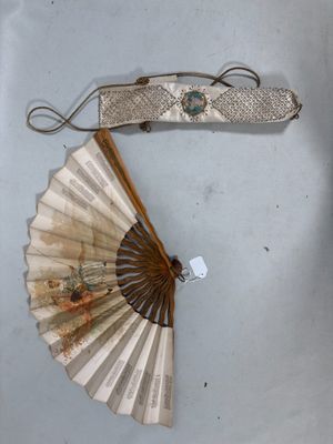 un petit ventilateur et un petit couteau posés sur une table