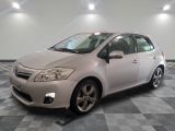 une photo d'une Toyota Prius argentée garée dans un garage