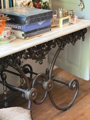 une table sur laquelle sont posés des livres, dans une pièce