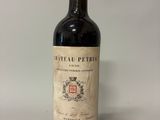une bouteille de vin posée sur une table