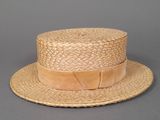 un chapeau de paille orné d'un ruban autour du tour de tête