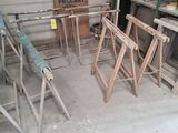 de nombreuses échelles en bois et un panneau dans un garage