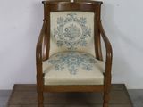 une chaise ornée d'un motif bleu et blanc