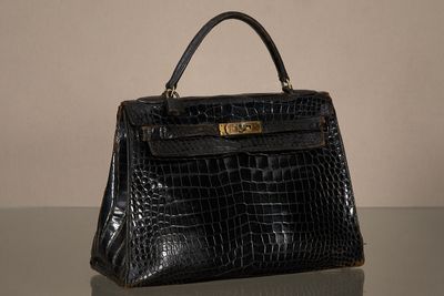 sac à main en cuir d'alligator noir avec des finitions dorées
