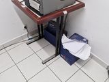 un micro-ondes posé sur une table dans une pièce