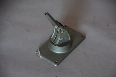un objet métallique posé sur une surface blanche
