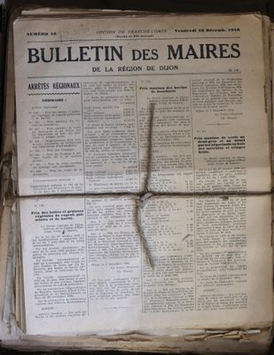 an old french newspaper sitting on top of a wooden table