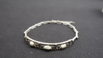 un gros plan d'un bracelet orné de perles posé sur une table
