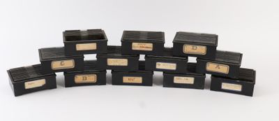 une pile de boîtes noires empilées les unes sur les autres
