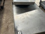 une table sur laquelle est posé un plateau en métal