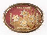 une photo d'une broche ornée de fleurs