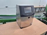La machine est posée sur la table dans la pièce.