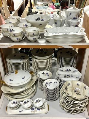 beaucoup d'assiettes et de bols sur une étagère