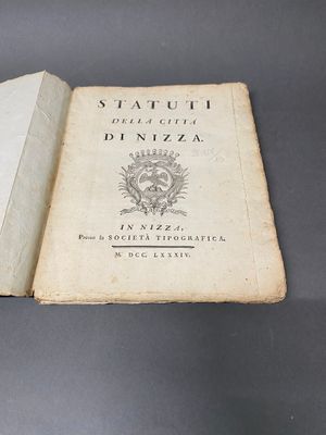 un vieux livre ouvert sur une table