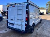 l'arrière d'une camionnette blanche garée sur un parking