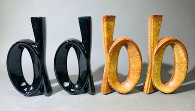 trois lettres en bois placées les unes à côté des autres