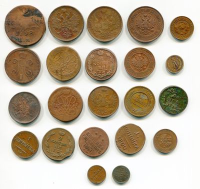 de nombreux types de pièces différents sur une surface blanche