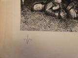 une photo en noir et blanc d'un homme allongé par terre