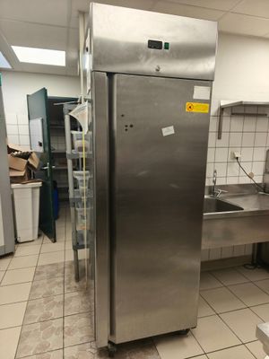 un réfrigérateur en acier inoxydable dans une cuisine avec un évier
